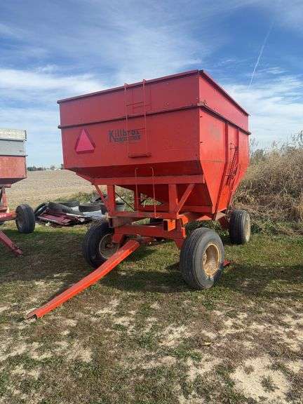 Killbros 350 Bushel Gravity Wagon, left hand unload