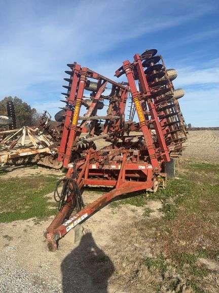 Sunflower 6332-23 Finishing Tool, Disc Blade, Beater, C-Shank, Buster Bar, 3 bar harrow, two new main frame tires, tandem axle, s/n- 6398-037