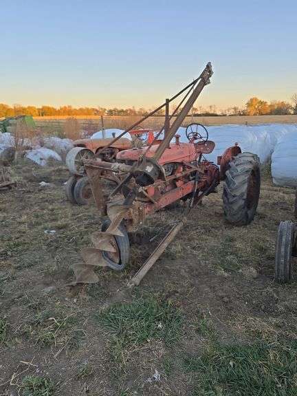 Allis-Chalmers WD narrow front end tractor with post hole digger, single hydraulic, 540PTO, gas, non-running