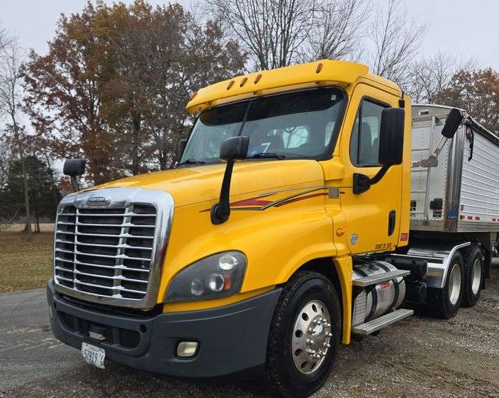 2012 Freightliner Day Cab Semi, DD13 Engine, New Batteries this year, good maintenance history, 11r22.5, aluminum rims, 180'' wheelbase, 10 speed EATON Transmission, 412,714 miles, Heat/AC, Radio, Air Ride Seat, Power Windows, VIN- FUJGEDV5DSBU6256