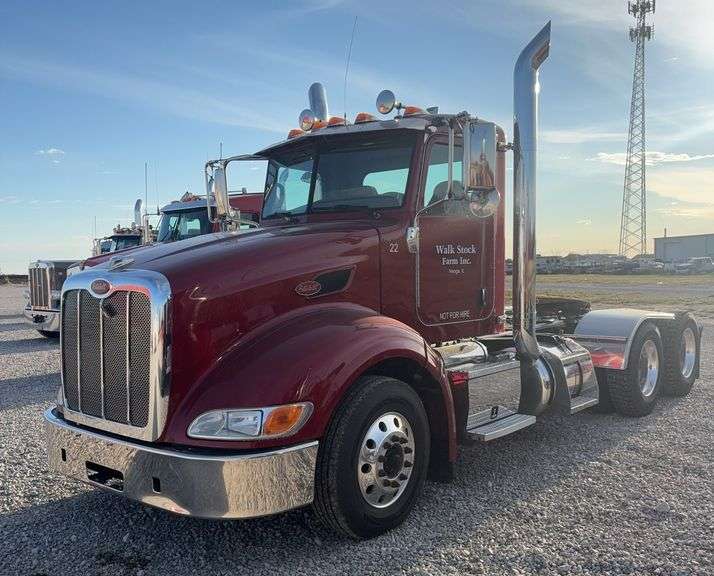 2016 Peterbilt 386 Glider Kit Day Cab Semi, Twin Stacks, 60 Series Detroit Diesel, 13 speed EATON, 571,328 miles, 195'' wheel base, Twin 80 gallon fuel tanks, Sliding 5th wheel, New Steer Tires, Good 295/75R22.5 drive tires, Air Ride Seat, Cruise Control, Power Mirrors, VIN- 1NPXGGGG10D442258