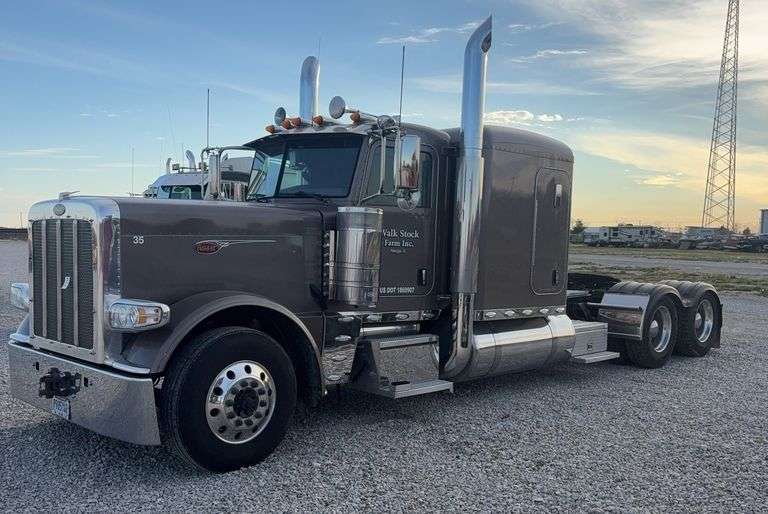 2015 Peterbilt 389 Glider Kit Semi with Sleeper, 60 Series Detroit 13 Speed, 762,877 miles, 300,000 miles on over haul done in Tennessee, 276'' wheel base, Legacy Seat, Bed, Sliding 5th wheel, Power Windows and Mirrors, Twin 150 gallon fuel tanks, Side Step Tool Boxes, 295/75R22.5 Tires, Cruise Control, Heat/AC, VIN- 1NPXGGGG50D319871