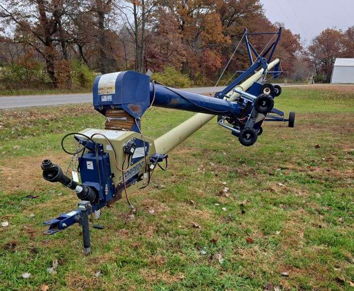 Harvest International H1064XT Swing away auger ,10'', 64ft, electric raise hoist, and 2-year-old Back saver electric swing away hopper mover, 540pto, used 20,000 bushel per year