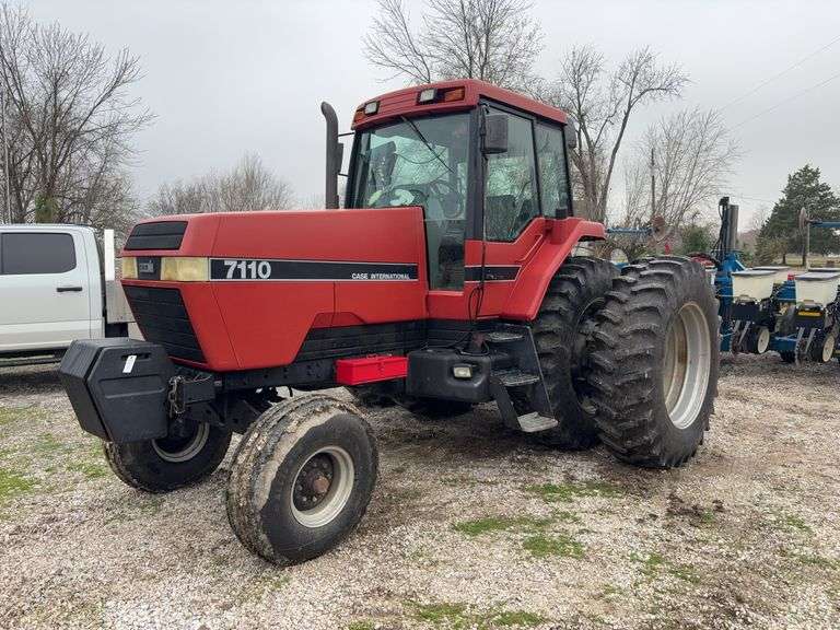 1988 Case International 7110 Tractor, 5,160 hours,  11 front weights, 18 speed power shift, 2 reverse, 540pto and small 1000pto, 2 remotes, 3pt, with quick hitch, 2wd, Trimble GPS/Autosteer, and steering wheel, Firestone 18.4R38 duals, good rubber all way around, s/n- JJA0005405
