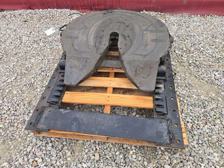 5th wheel hitch with mounting bracket, bracket is 39-1/2" W x 51"L