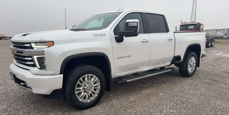 2023 Chevrolet 3500HD High Country Pick Up Truck, 6.6 Gas Motor, 97,000 miles, 4 Door, Bed Cover, 4wd, Heated Seats, Power Window, Locks, and Mirrors, Firestone LT275/65R20 Tires, VIN- 1GC4YVE71PF248391