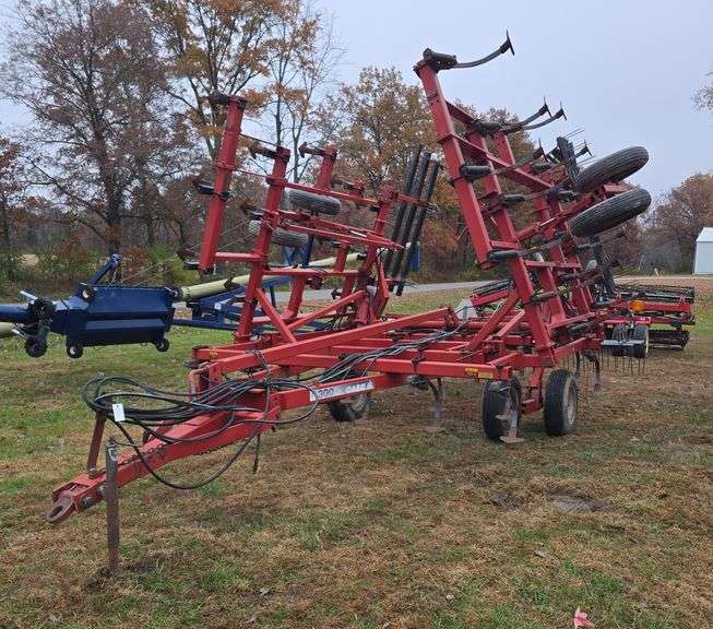 Case 4300 Field Cultivator, C Shank, 28ft, Walking Tandems, 3 bar spring tooth harrow, rear hitch and hyd., s/n- 0623421