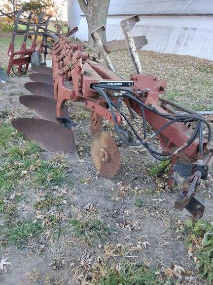 International 735 5 Bottom Moldboard Plow, Vari-width, hyd. Swing hitch,