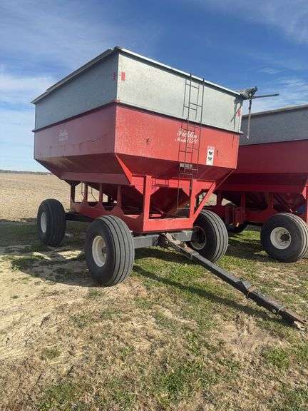 Ficklin 4500 Gravity Wagon, left hand unload, with roll tarp, good tires, extendable tongue, 16.5L-16.1s, double bulk feed bin, brakes