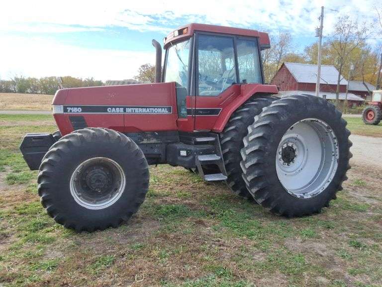 1992 Case IH 7150 FWA Tractor, 4551 hours, Powershift, 4 speed reverse, 3 Remotes, Big 1000pto, 3pt, 18.4R42 Duals, 18.4R26 Front tires, full front weights, s/n- JJA0043472