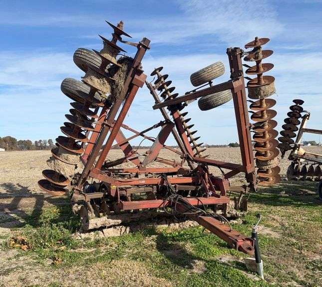 International 496 Disk, tandem axle, 7 1/2'' spacing, approx 16'' blades, 27.5ft