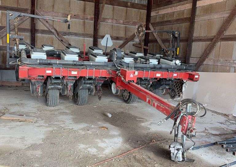 White 6200 12 Row 30'' Corn Planter, 6/7 Row 15'' Bean Planter, with markers and extensions for corn, ground drive, Vac, 540pto pump, Corn and Bean Meters,