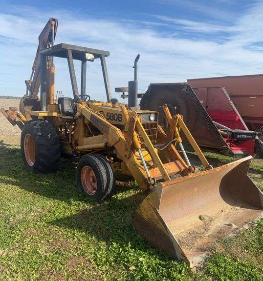 Case 580 Backhoe with 78'' loader, Out Riggers, open station, 2wd, 24'' ditching bucket, 15.5-24 tires, hour meter does not work, s/n- 5338340(runs but clutch is stuck)