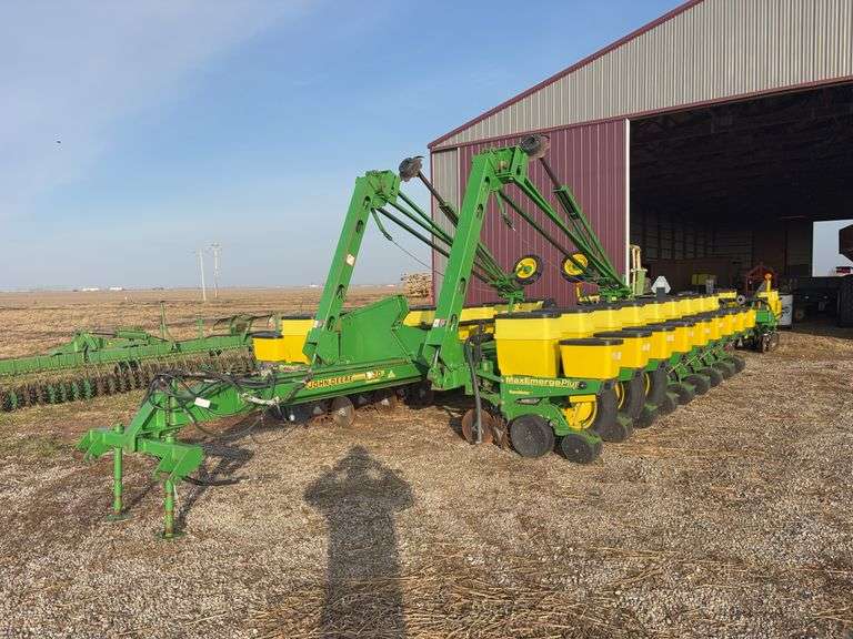John Deere 1770 24 row planter, 2pt hitch, 30" spacing, hopper extensions, insecticide boxes, markers, corn meters, center fold, Dawn no-till coulters with cutter blade, max emerge plus Vacu meter row units, S/N: A01770B690140, with monitor and fold box
