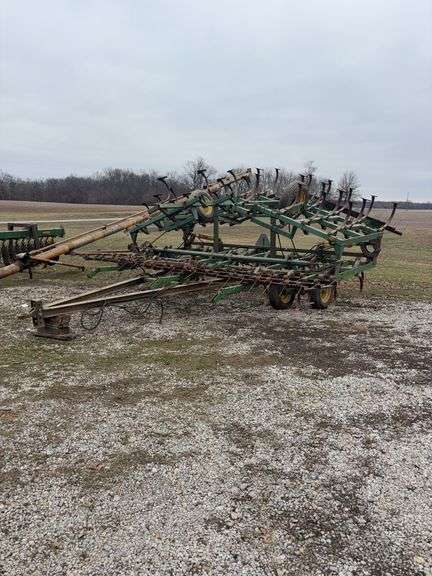 John Deere 1010 21ft field cultivator, c-shank, 3 bar harrows, walking tandems.