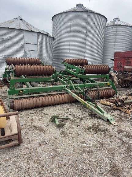John Deere 970 25ft Culti-Mulcher, Hyd. Fold, Very Low use, 2 New Main Frame Tires
