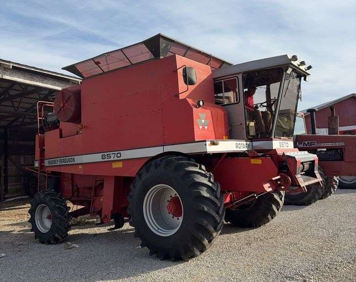 1992 Massey Ferguson 8570 Combine, Hydrostat, 2wd, 3596 Hours, Rotary, 30.5L-32 tires, 14.9-32, s/n- L00218, clean machine, (New Starter and water pump this year)