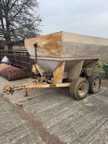 Fertilizer buggy, 540pto, ground driven conveyor