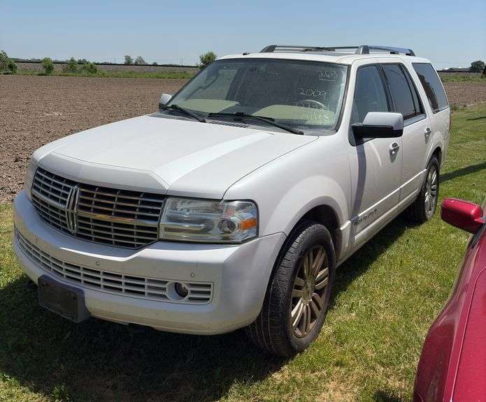 2009 Lincoln Navigator 227,400 miles, white, 5.4 Ltr. Runs & drives no issues vin 5LMFU28539LJ01094