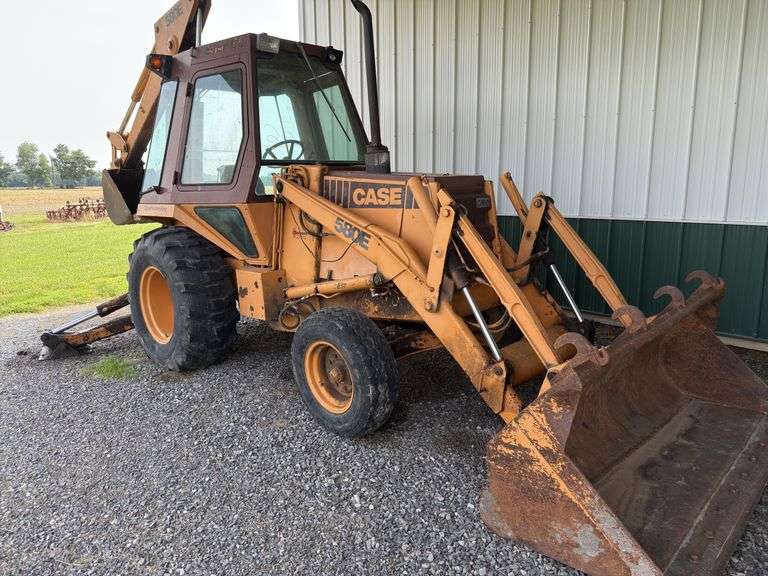 Case 580E Backhoe, 82'' Bucket, 2wd, Out Riggers, 24'' Rear Bucket, 17.5 L-24 Rear Tires, Hour meter is broken s/n 12101943.