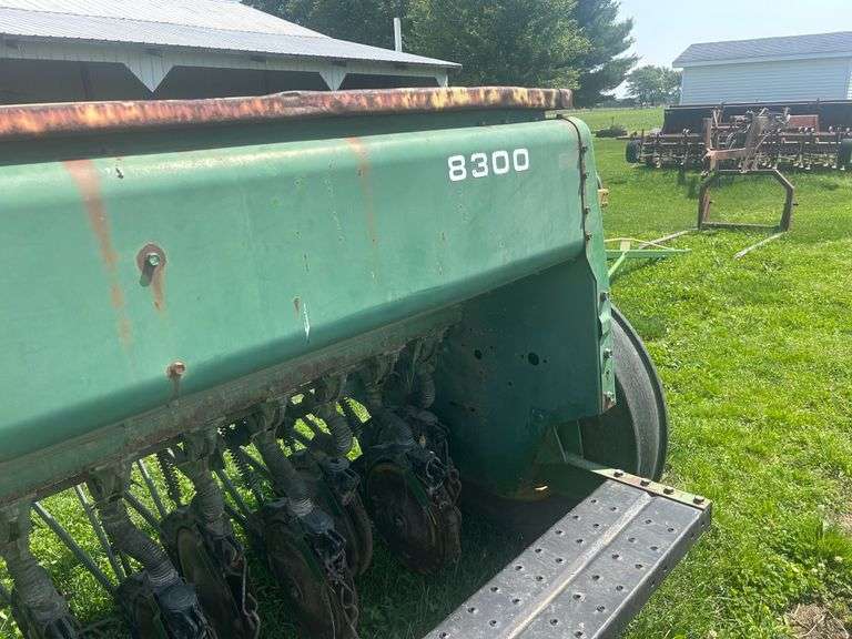 John Deere 8300 soybean/wheat drill 13' wide 7" spacing