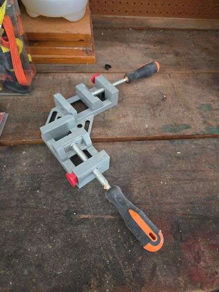 Corner vise