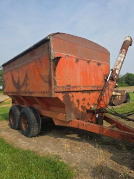 UFT Grain Cart, Tandem Axle, 700 bushel, small 1000pto, 2 remotes, Roll Tarp