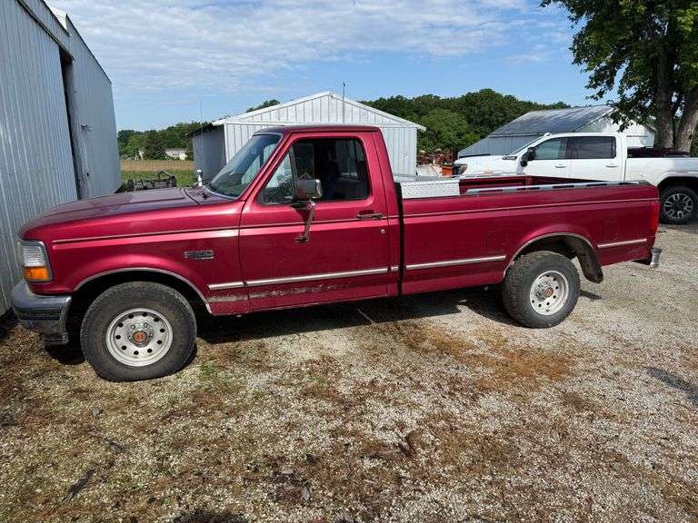 1994 Ford F150 pickup truck 125,241 miles, runs & drives, reg cab, 8' bed Maroon vin 1FTEF15N9RNA19130.
