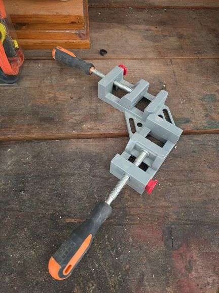 Corner vise