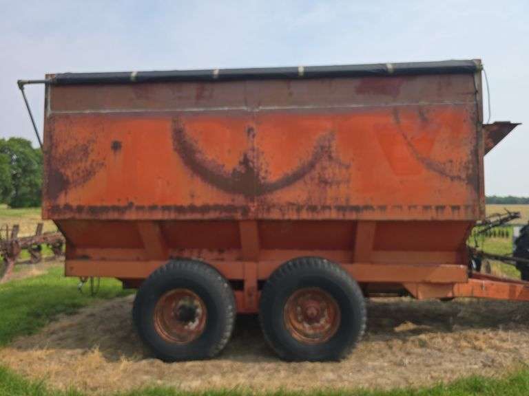 UFT Grain Cart, Tandem Axle, 700 bushel, small 1000pto, 2 remotes, Roll Tarp
