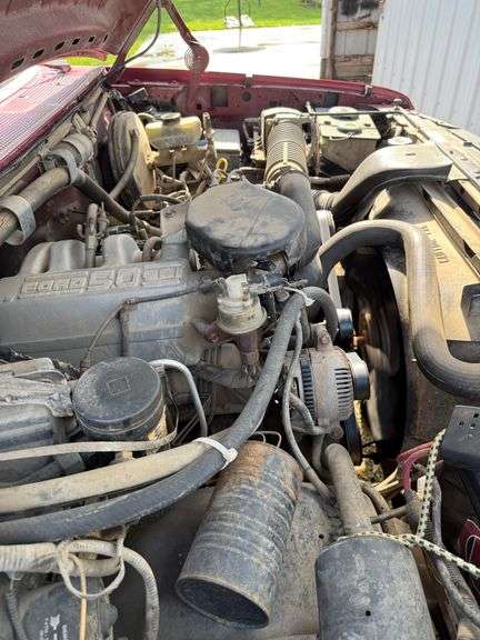 1994 Ford F150 pickup truck 125,241 miles, runs & drives, reg cab, 8' bed Maroon vin 1FTEF15N9RNA19130.