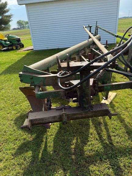 Oliver 5 bottom moldboard plow 3pt.