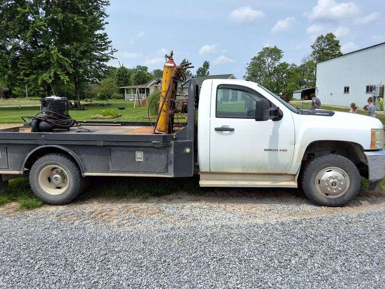 2011 Chevrolet 3500HD 4wd Flat Bed Truck, 94,356 miles, 6.6ltr diesel, 1 Ton Dually, 11ft Bed, Automatic, Gooseneck Ball Hitch, 94,000 miles, single cab, side job boxes vin 1GB3KZCL5BF145864.