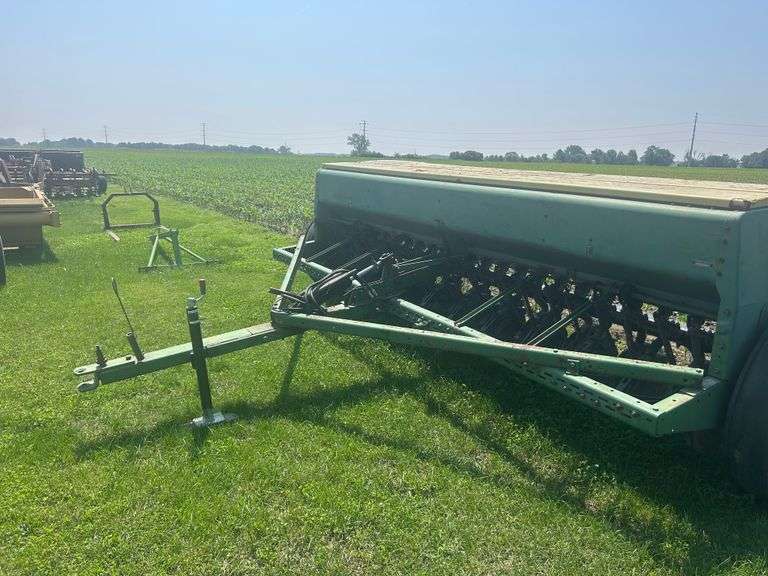 John Deere 8300 soybean/wheat drill 13' wide 7" spacing
