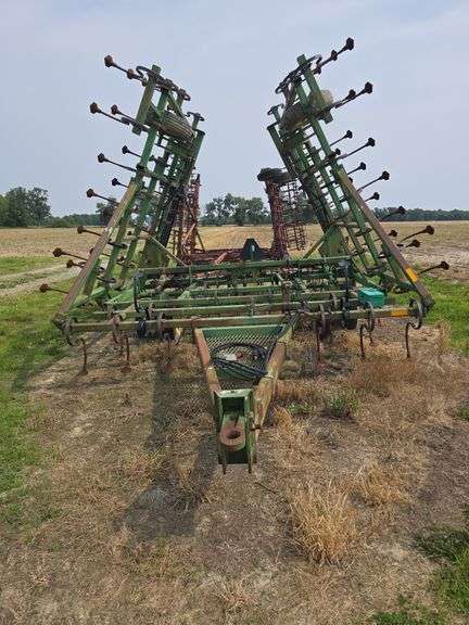 John Deere 960 Field Cultivator, rear hitch, S-Tine, 5 Bar Harrow, 30ft.