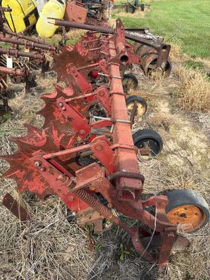 International 6 row cultivator