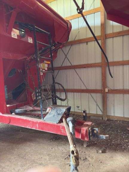 2018 J&M 750 Grain Cart, Roll Tarp, Hyd Tilt Spout, Big 1000pto, 18'' Auger, 30.5L-32, Camera, s/n- 1701425.