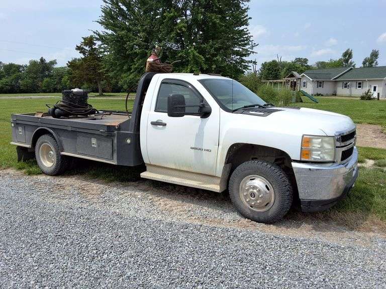 2011 Chevrolet 3500HD 4wd Flat Bed Truck, 94,356 miles, 6.6ltr diesel, 1 Ton Dually, 11ft Bed, Automatic, Gooseneck Ball Hitch, 94,000 miles, single cab, side job boxes vin 1GB3KZCL5BF145864.