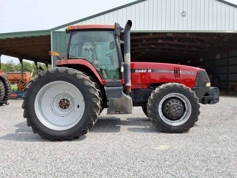2002 Case IH MX 240, FWA, 6,860 hours, 3pt, 4 remotes, Full front weights, Big 1000pto, 3pt, 18.4R6 Duals, Buddy Seat, Power Shift, like new duals, s/n- X2404CJJA0119039
