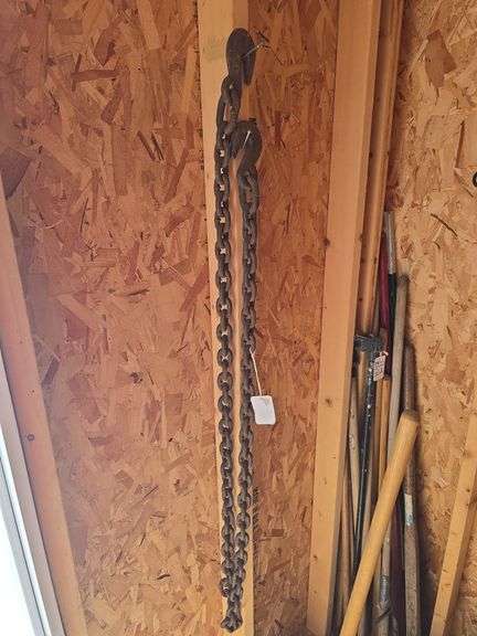 Chain with two hooks