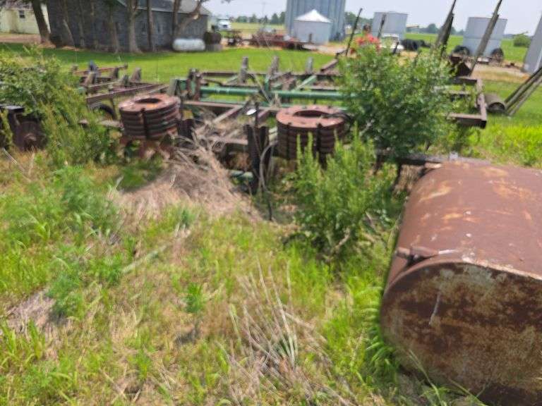 John Deere 1710 13 Shank, no disc blades,  12 front weights, with rear hitch
