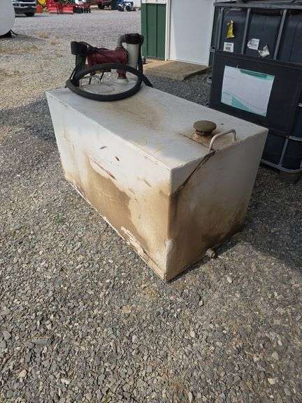 100 Gallon Portable Fuel tank, with pump