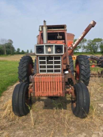 IH 1566 Tractor, Full Front Weights, 2 New batteries, was sitting for 5 years but now is running, 18.4-38 duals, 2 remotes, small 1000pto, hours unknown