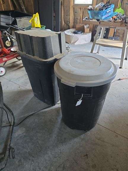 Rubbermaid Trash can with lid and recycle can