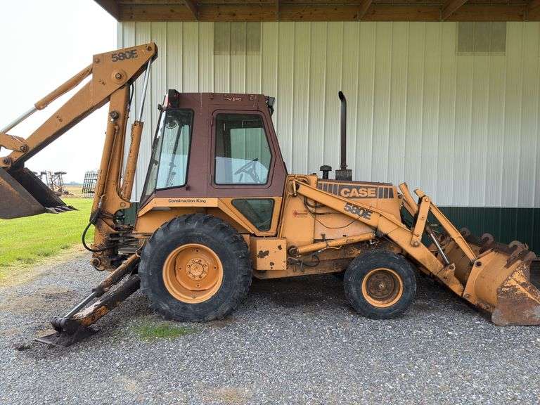 Case 580E Backhoe, 82'' Bucket, 2wd, Out Riggers, 24'' Rear Bucket, 17.5 L-24 Rear Tires, Hour meter is broken s/n 12101943.