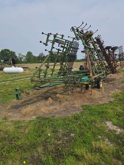 John Deere 960 Field Cultivator, rear hitch, S-Tine, 5 Bar Harrow, 30ft.