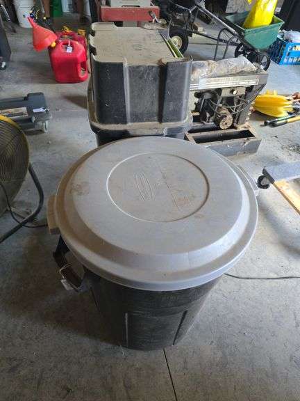 Rubbermaid Trash can with lid and recycle can