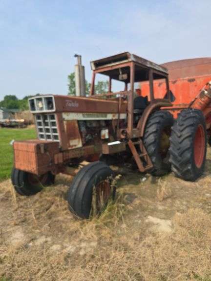 IH 1566 Tractor, Full Front Weights, 2 New batteries, was sitting for 5 years but now is running, 18.4-38 duals, 2 remotes, small 1000pto, hours unknown