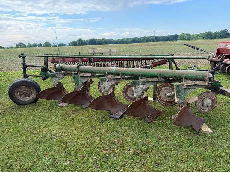 Oliver 5 bottom moldboard plow 3pt.