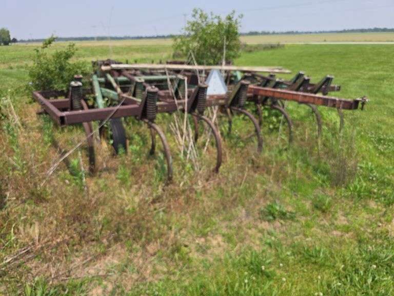 John Deere 1710 15 Shank Chisel Plow, 8 front weights